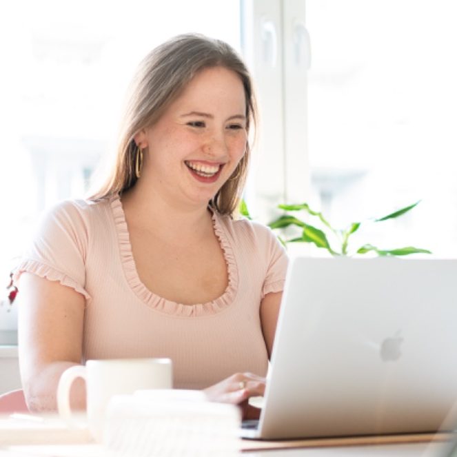 Munay Zamorano sitzt am Laptop und hat einen Call mit ihren Mentees.